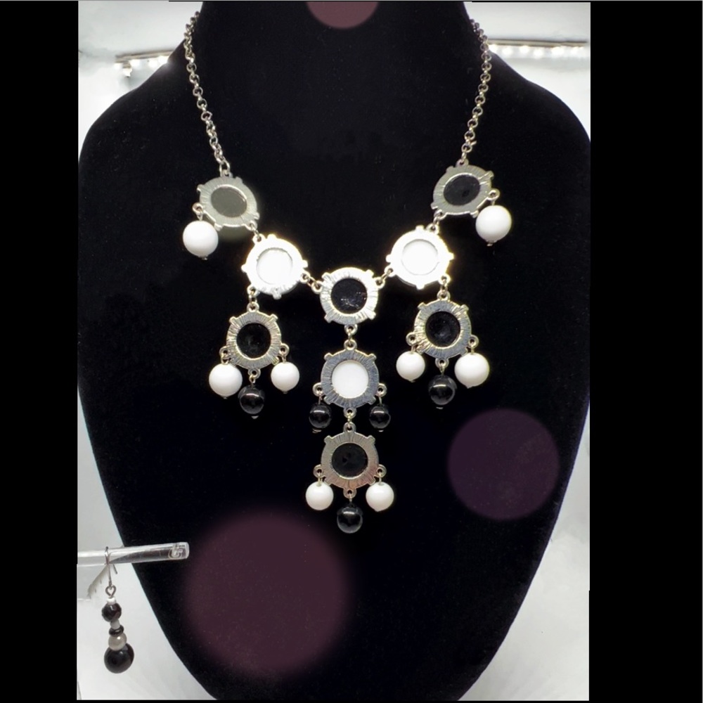 Black & White Chunky Festoon Style Bubble Bib Necklace & Earrings - Picture 3 of 4